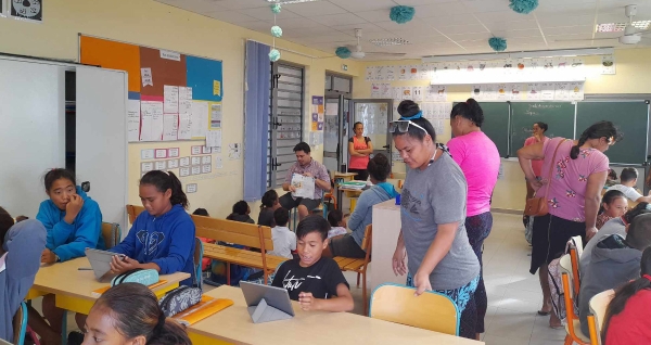 Les parents dans l'école à Ahe