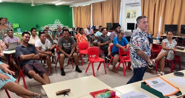 Enseignants et non enseignants de l'école et du collège de Hao réunis