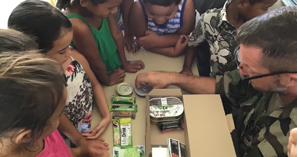 Le Capitaine Patrice Lefort du RIMAP en classe avec des élèves de CP à l’école de Avatoru