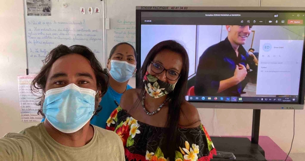 Les enseignants de la classe de 6è de Fakarava formés à leur nouveau matériel de visio-conférence