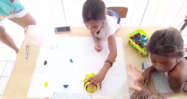 Les élèves de SG/CP d'Arutua programment Bee-Bot