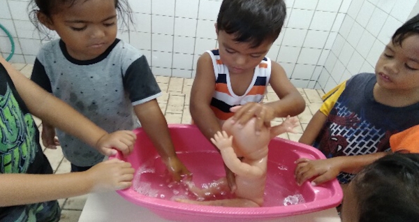 Comment faire le bain aux poupées de l’école