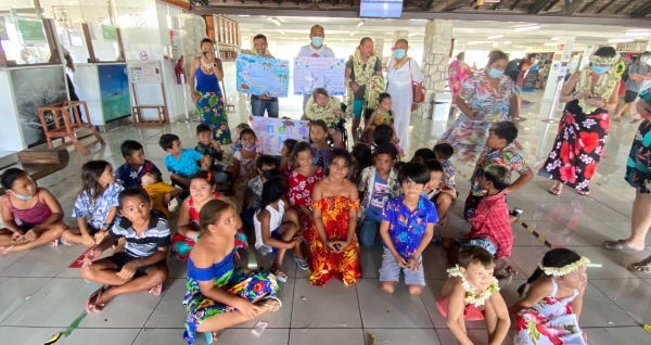 Les CE1 accueillent Mathias à Rangiroa